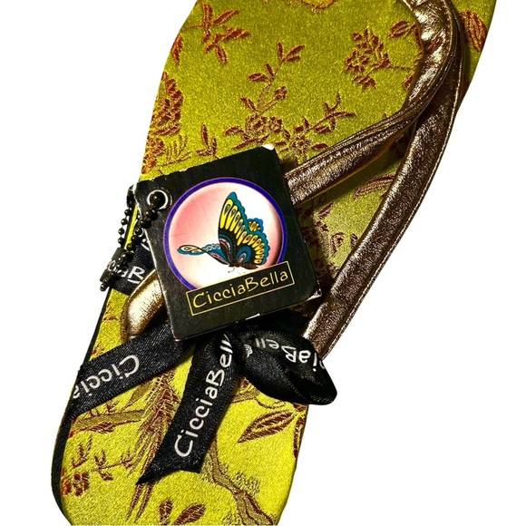 Cicciabella Green and Gold Flip Flops. Size S (5-6) - Picture 4 of 5
